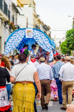 Velez Malaga, İspanya - 19 Mayıs 2018 insanlar kutlamaları nedeniyle İspanya Kutsal şekilde aktarma Katolik törenine katılan