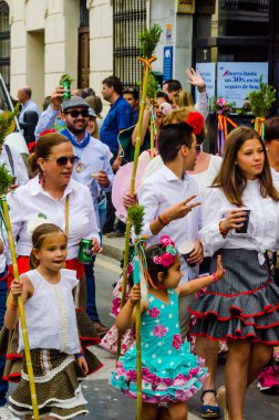 Velez Malaga, İspanya - 19 Mayıs 2018 insanlar kutlamaları nedeniyle İspanya Kutsal şekilde aktarma Katolik törenine katılan
