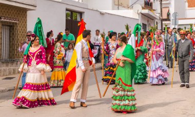 Velez Malaga, İspanya - 19 Mayıs 2018 insanlar kutlamaları nedeniyle İspanya Kutsal şekilde aktarma Katolik törenine katılan
