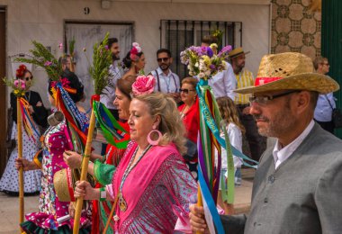 Velez Malaga, İspanya - 19 Mayıs 2018 insanlar kutlamaları nedeniyle İspanya Kutsal şekilde aktarma Katolik törenine katılan