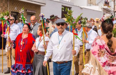 Velez Malaga, İspanya - 19 Mayıs 2018 insanlar kutlamaları nedeniyle İspanya Kutsal şekilde aktarma Katolik törenine katılan