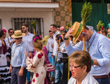Velez Malaga, İspanya - 19 Mayıs 2018 insanlar kutlamaları nedeniyle İspanya Kutsal şekilde aktarma Katolik törenine katılan