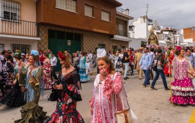 Velez Malaga, İspanya - 19 Mayıs 2018 insanlar kutlamaları nedeniyle İspanya Kutsal şekilde aktarma Katolik törenine katılan