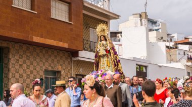 Velez Malaga, İspanya - 19 Mayıs 2018 insanlar kutlamaları nedeniyle İspanya Kutsal şekilde aktarma Katolik törenine katılan