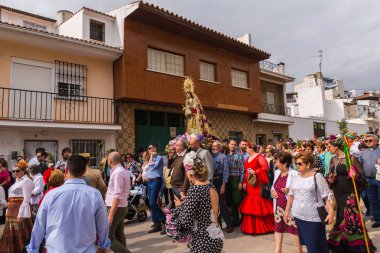 Velez Malaga, İspanya - 19 Mayıs 2018 insanlar kutlamaları nedeniyle İspanya Kutsal şekilde aktarma Katolik törenine katılan
