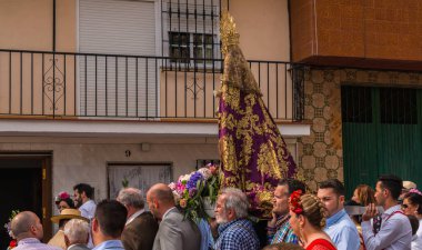 Velez Malaga, İspanya - 19 Mayıs 2018 insanlar kutlamaları nedeniyle İspanya Kutsal şekilde aktarma Katolik törenine katılan