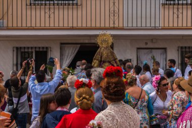 Velez Malaga, İspanya - 19 Mayıs 2018 insanlar kutlamaları nedeniyle İspanya Kutsal şekilde aktarma Katolik törenine katılan