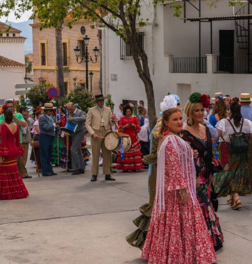 Velez Malaga, İspanya - 19 Mayıs 2018 insanlar kutlamaları nedeniyle İspanya Kutsal şekilde aktarma Katolik törenine katılan