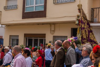 Velez Malaga, İspanya - 19 Mayıs 2018 insanlar kutlamaları nedeniyle İspanya Kutsal şekilde aktarma Katolik törenine katılan