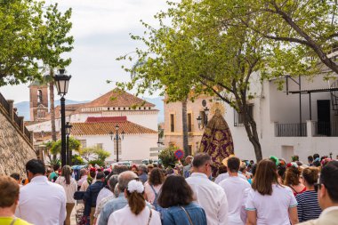 Velez Malaga, İspanya - 19 Mayıs 2018 insanlar kutlamaları nedeniyle İspanya Kutsal şekilde aktarma Katolik törenine katılan