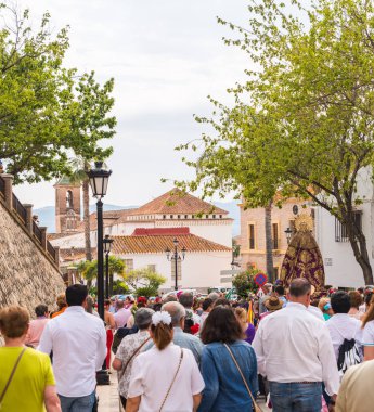 Velez Malaga, İspanya - 19 Mayıs 2018 insanlar kutlamaları nedeniyle İspanya Kutsal şekilde aktarma Katolik törenine katılan