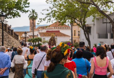 Velez Malaga, İspanya - 19 Mayıs 2018 insanlar kutlamaları nedeniyle İspanya Kutsal şekilde aktarma Katolik törenine katılan