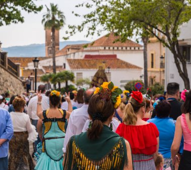 Velez Malaga, İspanya - 19 Mayıs 2018 insanlar kutlamaları nedeniyle İspanya Kutsal şekilde aktarma Katolik törenine katılan