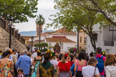 Velez Malaga, İspanya - 19 Mayıs 2018 insanlar kutlamaları nedeniyle İspanya Kutsal şekilde aktarma Katolik törenine katılan