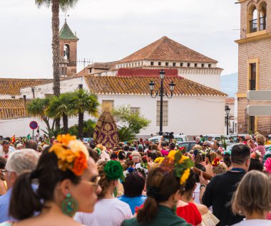 Velez Malaga, İspanya - 19 Mayıs 2018 insanlar kutlamaları nedeniyle İspanya Kutsal şekilde aktarma Katolik törenine katılan