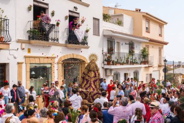 Velez Malaga, İspanya - 19 Mayıs 2018 insanlar kutlamaları nedeniyle İspanya Kutsal şekilde aktarma Katolik törenine katılan