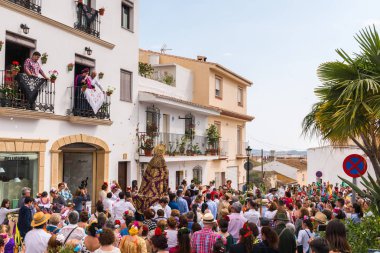 Velez Malaga, İspanya - 19 Mayıs 2018 insanlar kutlamaları nedeniyle İspanya Kutsal şekilde aktarma Katolik törenine katılan