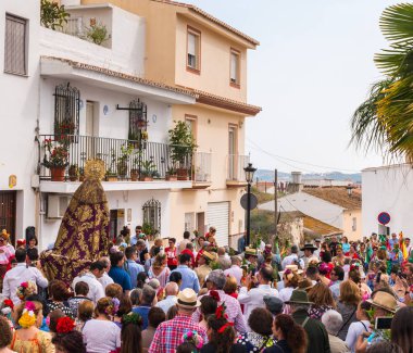 Velez Malaga, İspanya - 19 Mayıs 2018 insanlar kutlamaları nedeniyle İspanya Kutsal şekilde aktarma Katolik törenine katılan