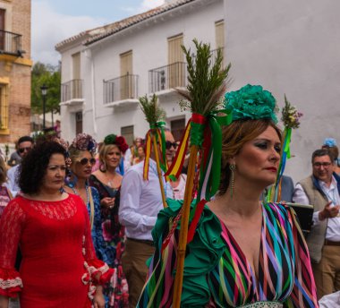 Velez Malaga, İspanya - 19 Mayıs 2018 insanlar kutlamaları nedeniyle İspanya Kutsal şekilde aktarma Katolik törenine katılan