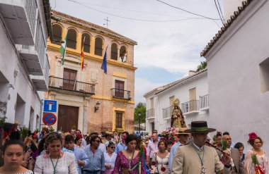 Velez Malaga, İspanya - 19 Mayıs 2018 insanlar kutlamaları nedeniyle İspanya Kutsal şekilde aktarma Katolik törenine katılan