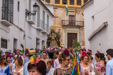 Velez Malaga, İspanya - 19 Mayıs 2018 insanlar kutlamaları nedeniyle İspanya Kutsal şekilde aktarma Katolik törenine katılan