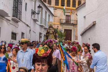 Velez Malaga, İspanya - 19 Mayıs 2018 insanlar kutlamaları nedeniyle İspanya Kutsal şekilde aktarma Katolik törenine katılan