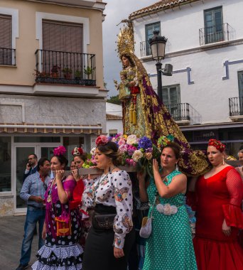 Velez Malaga, İspanya - 19 Mayıs 2018 insanlar kutlamaları nedeniyle İspanya Kutsal şekilde aktarma Katolik törenine katılan