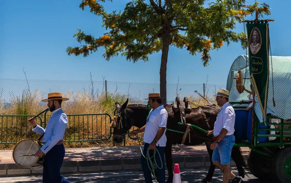 İspanya'da kutsal aktarma Katolik törene katılan Nerja, İspanya - 15 Mayıs, 2018 insan figürü