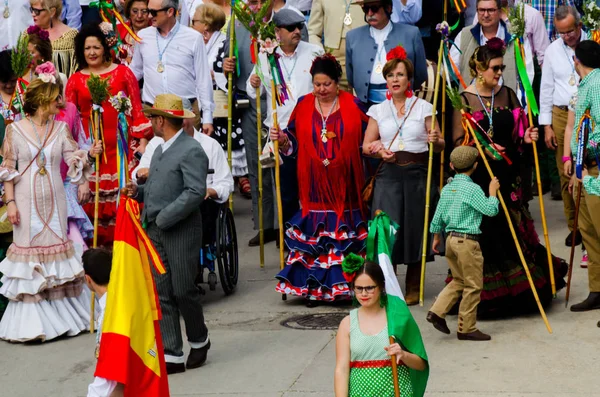 Velez Malaga, İspanya - 19 Mayıs 2018 insanlar kutlamaları nedeniyle İspanya Kutsal şekilde aktarma Katolik törenine katılan