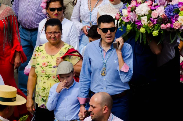 Velez Malaga, İspanya - 19 Mayıs 2018 insanlar kutlamaları nedeniyle İspanya Kutsal şekilde aktarma Katolik törenine katılan
