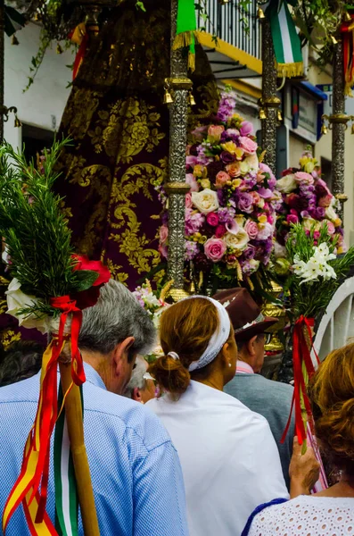 ベレス マラガ スペイン 2018 日のスペインで神聖な図を転送するカトリックの儀式の祝賀会に参加している人します — ストック写真