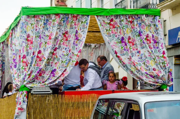 Velez Malaga, İspanya - 19 Mayıs 2018 insanlar kutlamaları nedeniyle İspanya Kutsal şekilde aktarma Katolik törenine katılan