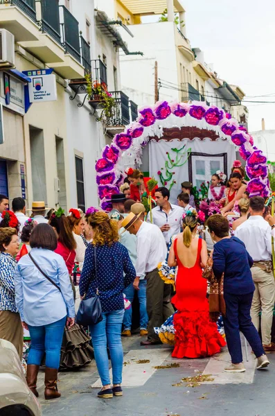 Velez Malaga, İspanya - 19 Mayıs 2018 insanlar kutlamaları nedeniyle İspanya Kutsal şekilde aktarma Katolik törenine katılan