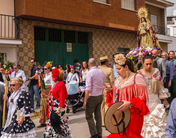Velez Malaga, İspanya - 19 Mayıs 2018 insanlar kutlamaları nedeniyle İspanya Kutsal şekilde aktarma Katolik törenine katılan