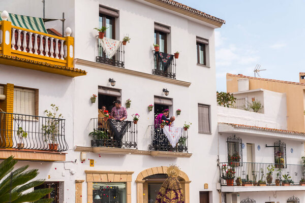 ВЕЛЕЗ-МАЛАГА, ИСПАНИЯ - 19 мая 2018 года люди, участвующие в праздновании католической церемонии передачи святой фигуры в Испании
