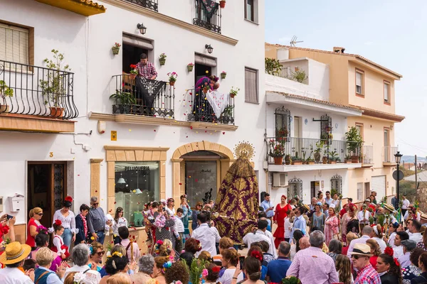 Velez Malaga, İspanya - 19 Mayıs 2018 insanlar kutlamaları nedeniyle İspanya Kutsal şekilde aktarma Katolik törenine katılan