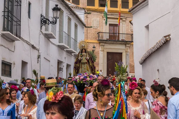 Velez Malaga, İspanya - 19 Mayıs 2018 insanlar kutlamaları nedeniyle İspanya Kutsal şekilde aktarma Katolik törenine katılan