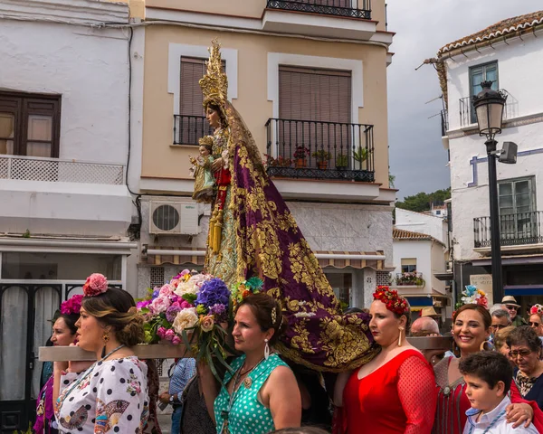 ベレス マラガ スペイン 2018 日のスペインで神聖な図を転送するカトリックの儀式の祝賀会に参加している人します — ストック写真