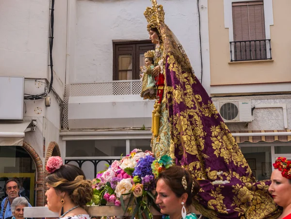 Velez Malaga, İspanya - 19 Mayıs 2018 insanlar kutlamaları nedeniyle İspanya Kutsal şekilde aktarma Katolik törenine katılan