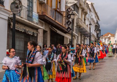 Velez Malaga, İspanya - 19 Mayıs 2018 insanlar kutlamaları nedeniyle İspanya Kutsal şekilde aktarma Katolik törenine katılan