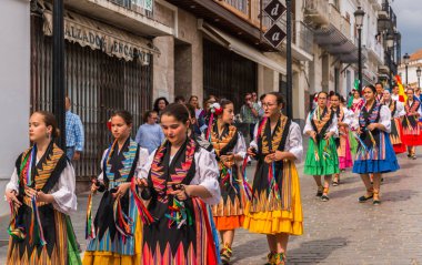 Velez Malaga, İspanya - 19 Mayıs 2018 insanlar kutlamaları nedeniyle İspanya Kutsal şekilde aktarma Katolik törenine katılan