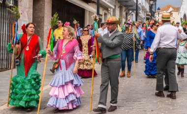 Velez Malaga, İspanya - 19 Mayıs 2018 insanlar kutlamaları nedeniyle İspanya Kutsal şekilde aktarma Katolik törenine katılan