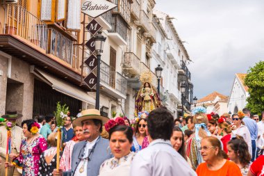 Velez Malaga, İspanya - 19 Mayıs 2018 insanlar kutlamaları nedeniyle İspanya Kutsal şekilde aktarma Katolik törenine katılan