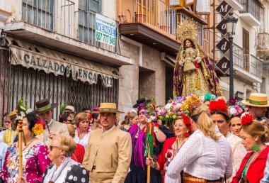 Velez Malaga, İspanya - 19 Mayıs 2018 insanlar kutlamaları nedeniyle İspanya Kutsal şekilde aktarma Katolik törenine katılan