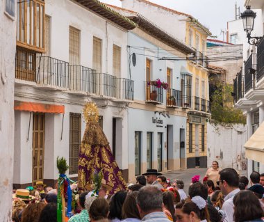 Velez Malaga, İspanya - 19 Mayıs 2018 insanlar kutlamaları nedeniyle İspanya Kutsal şekilde aktarma Katolik törenine katılan