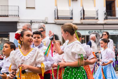 Velez Malaga, İspanya - 19 Mayıs 2018 insanlar kutlamaları nedeniyle İspanya Kutsal şekilde aktarma Katolik törenine katılan