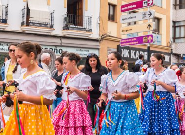 Velez Malaga, İspanya - 19 Mayıs 2018 insanlar kutlamaları nedeniyle İspanya Kutsal şekilde aktarma Katolik törenine katılan