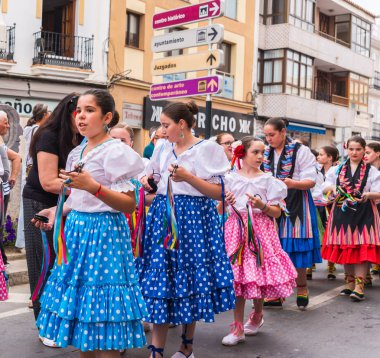 Velez Malaga, İspanya - 19 Mayıs 2018 insanlar kutlamaları nedeniyle İspanya Kutsal şekilde aktarma Katolik törenine katılan