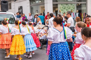 Velez Malaga, İspanya - 19 Mayıs 2018 insanlar kutlamaları nedeniyle İspanya Kutsal şekilde aktarma Katolik törenine katılan