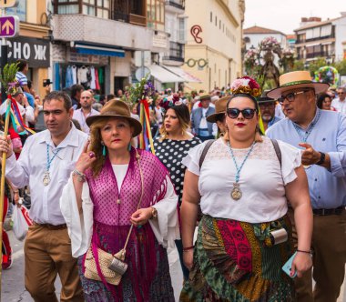 Velez Malaga, İspanya - 19 Mayıs 2018 insanlar kutlamaları nedeniyle İspanya Kutsal şekilde aktarma Katolik törenine katılan